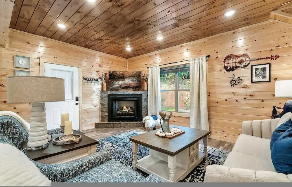 Modern 5 Bedroom Cabin Close-dollywood Game Room