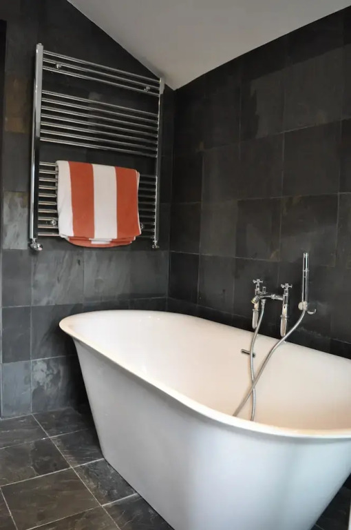 Modern 2 Bedroom House With Patio in Battersea