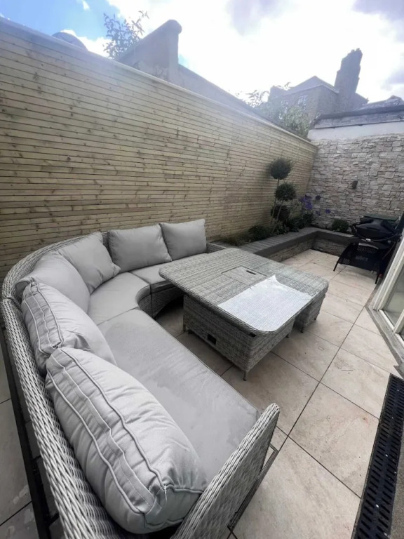 Chic & Characteristic 2BD House - Irishtown