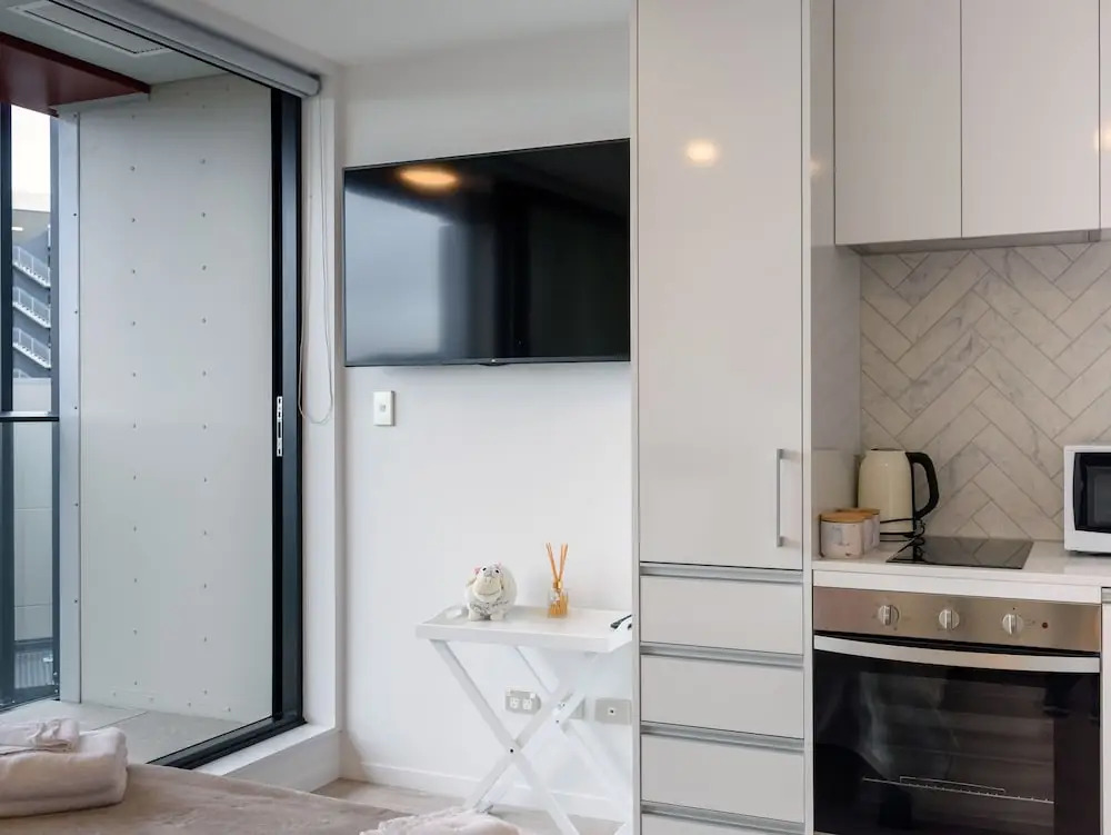 Brand New Spacious Studio Apt, Pool, Gym & Sauna