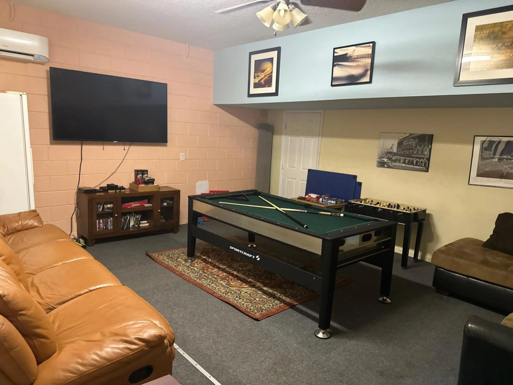 8BR -private swimming pool -gated resort community -suitable for family & group getaways -5 miles to Disney