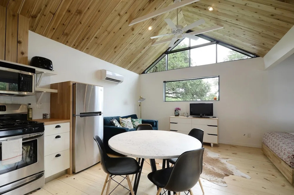 1BR SoCo Treehouse Studio by RedAwning