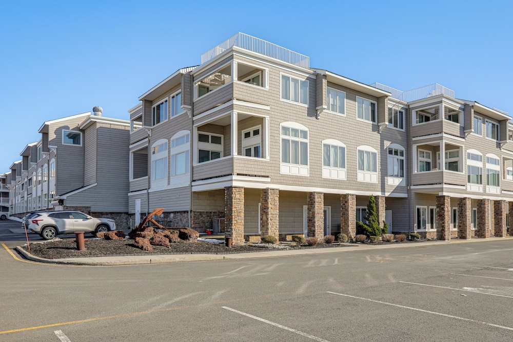 Oceanside Retreat in Mantoloking: Walk to Beach!
