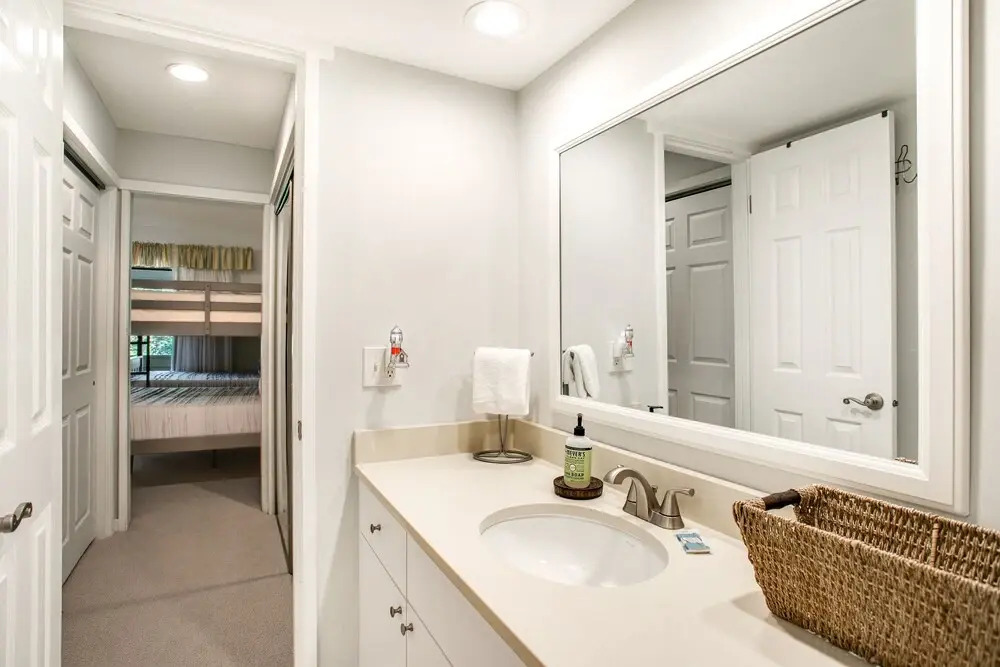 Wonderful Home Close to Everything W/shared Pool, Free Wifi, Central AC