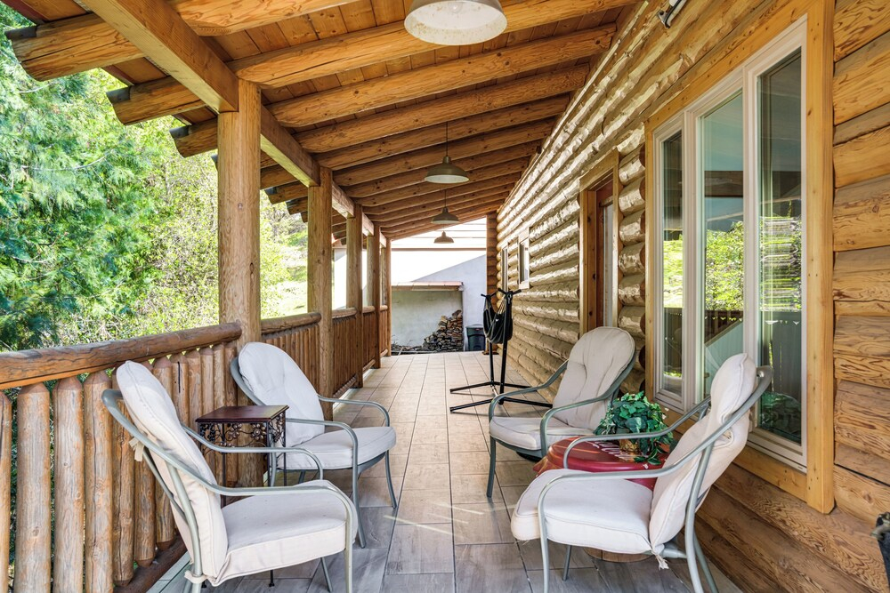Walk to Pine Mountain Lake: Spacious Family Cabin