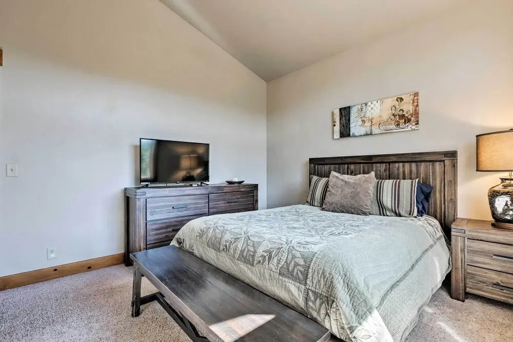 Truckee Escape w/ Hot Tub Near Ski Resorts