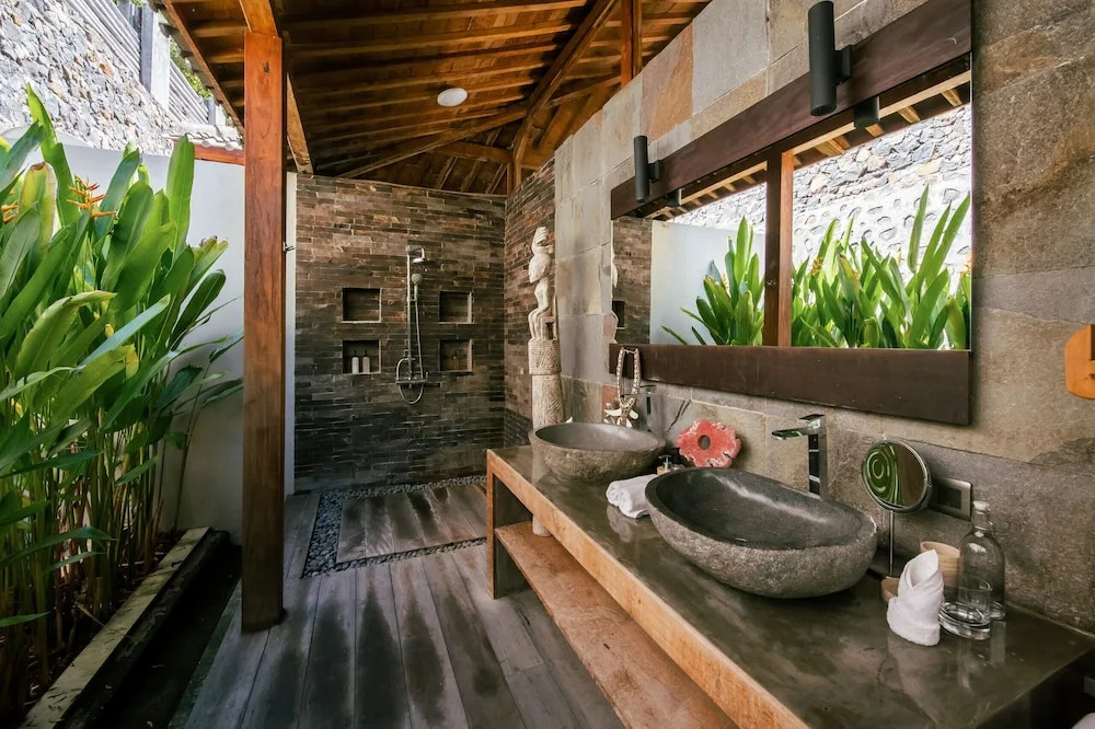 Palatial Wooden Villa, 4br, Lovina