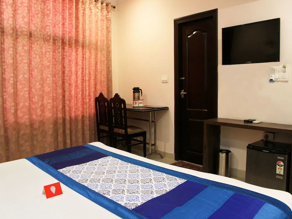 OYO 4471 Hotel Rajmahal