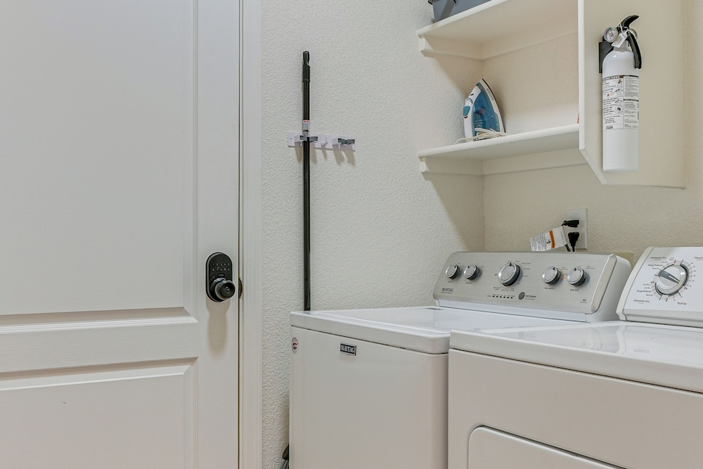 Near Golf Courses: Poolside Paradise in Yuma!