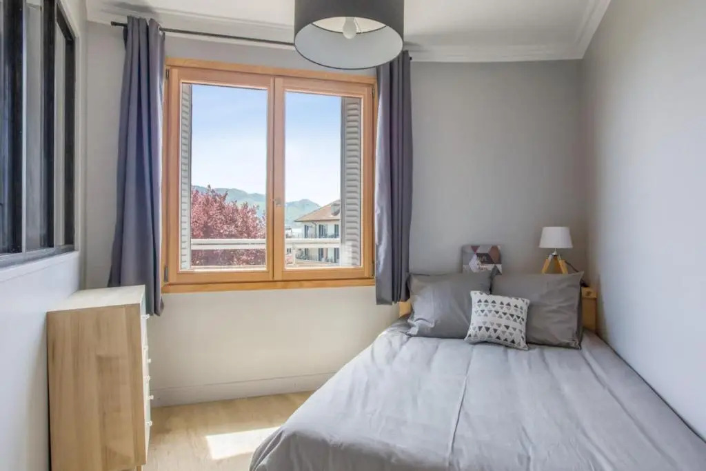 Modern 1br with terrace and a breathtaking view in Annecy