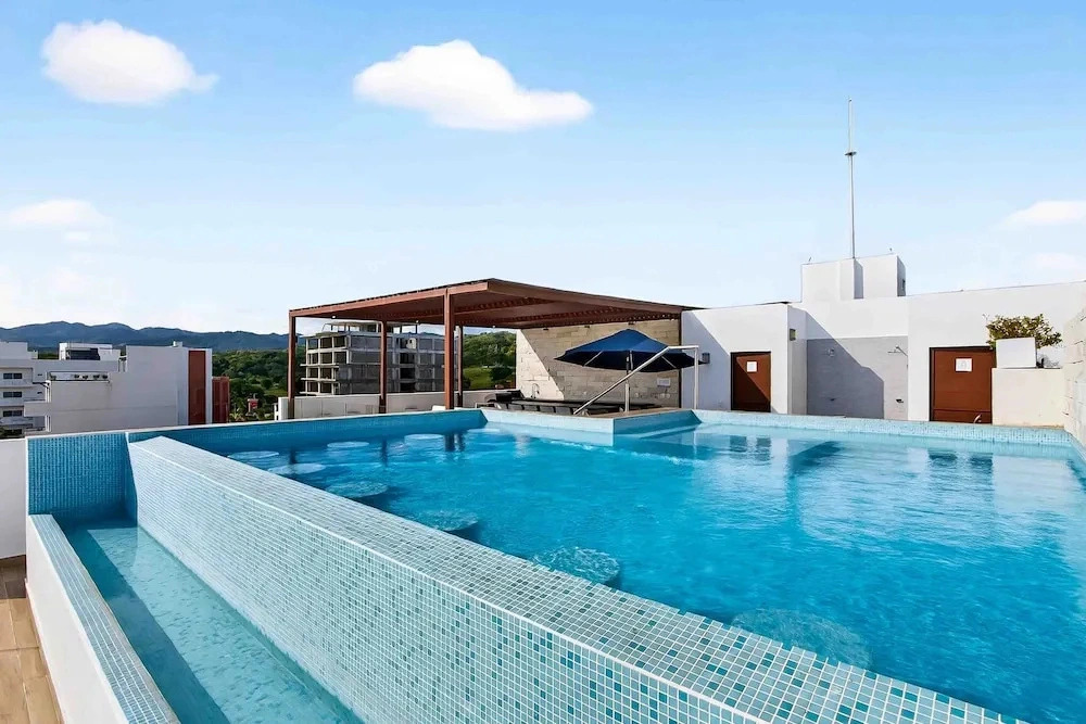 Relaxing Condo With Rooftop Pool, Oceanview Balcony & Walkable Beach Access