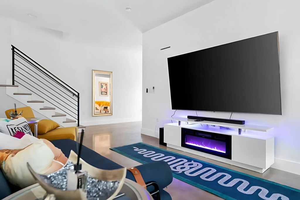 16 Guest Home w Outdoor Lounge and Rooftop Patio, Austin