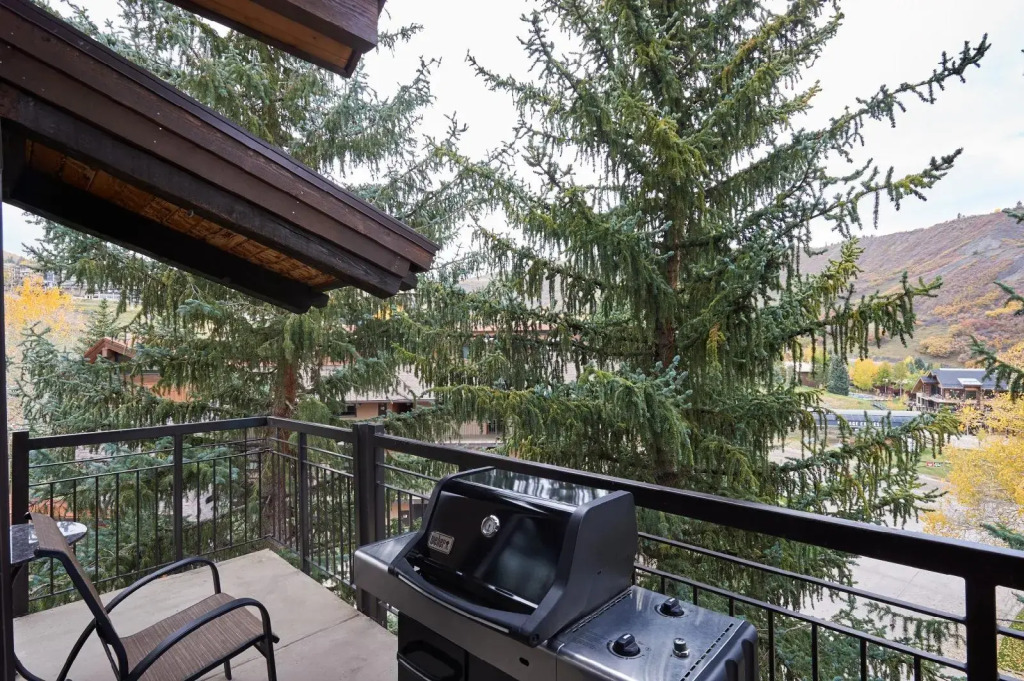 The Crestwood Condominiums