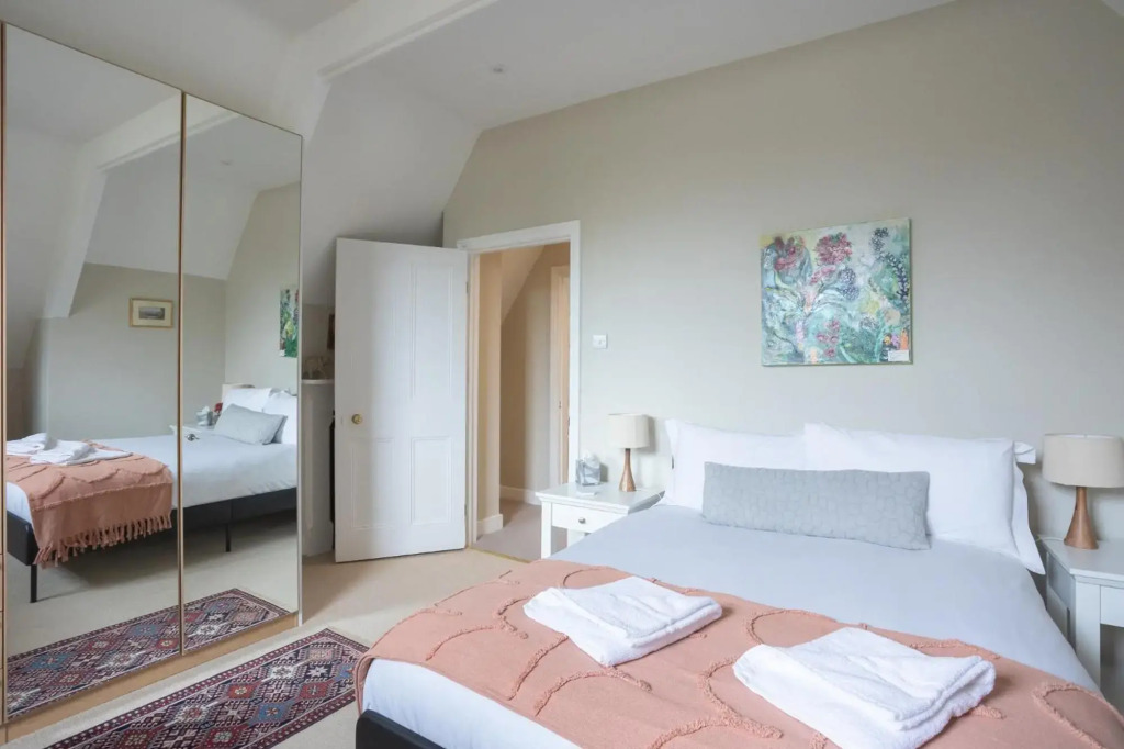 3BR Characterful Victorian Flat in Cheltenham, Cotswolds - Sleeps 8, FREE Parking, A walk away to local shops and Montpellier