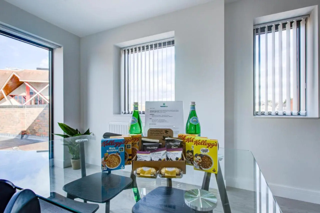 Hybrid Resi - Uxbridge, On-site CAR or VAN parking, near London Heathrow Airport