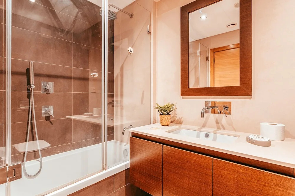 Modern Elegant 2 Bedroom in Amadora by GT House