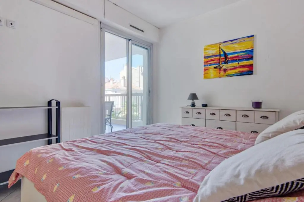 1br w AC and terrace in the heart of Toulon near train station Welkeys