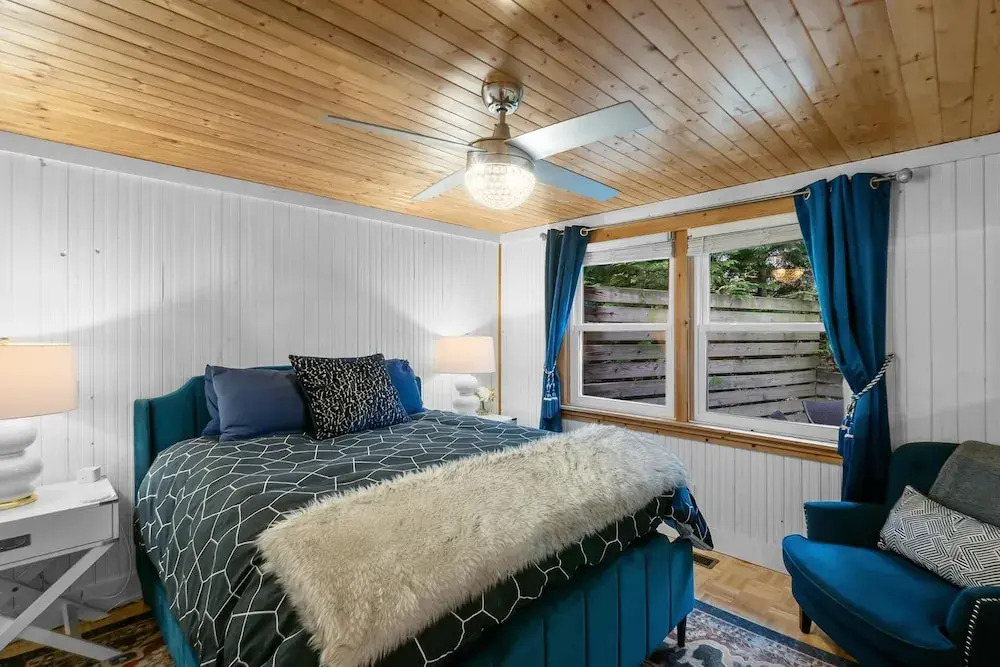 "cozy Cottages" Green Cottage Hot Tub-town!