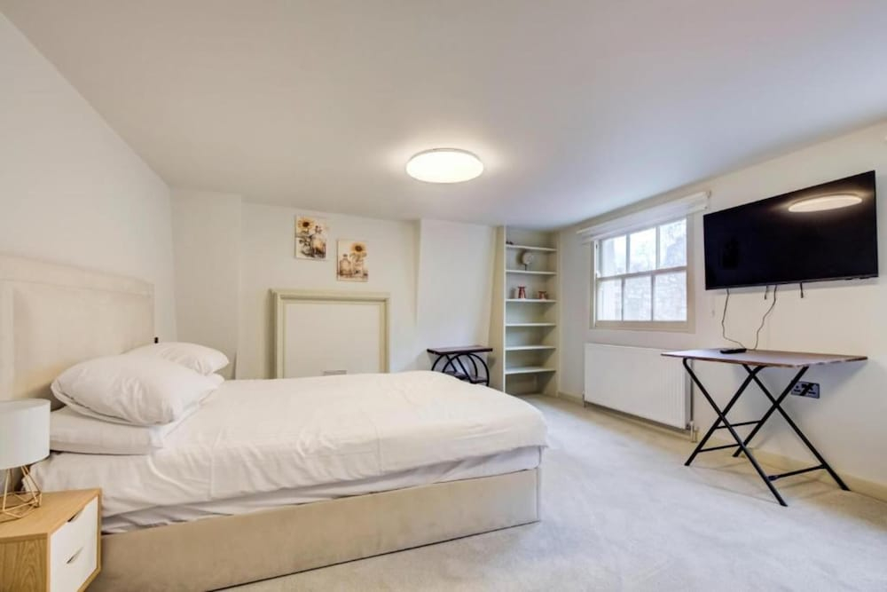 Stylish 2BR Apartment in Leicester Square