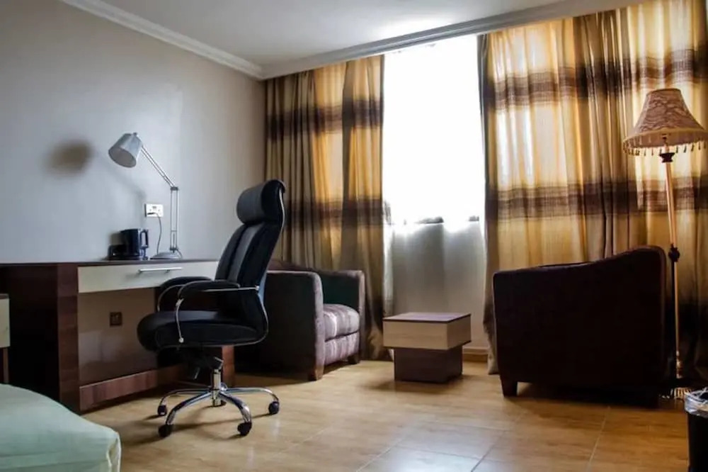 Chesterfield Hotel & Suites