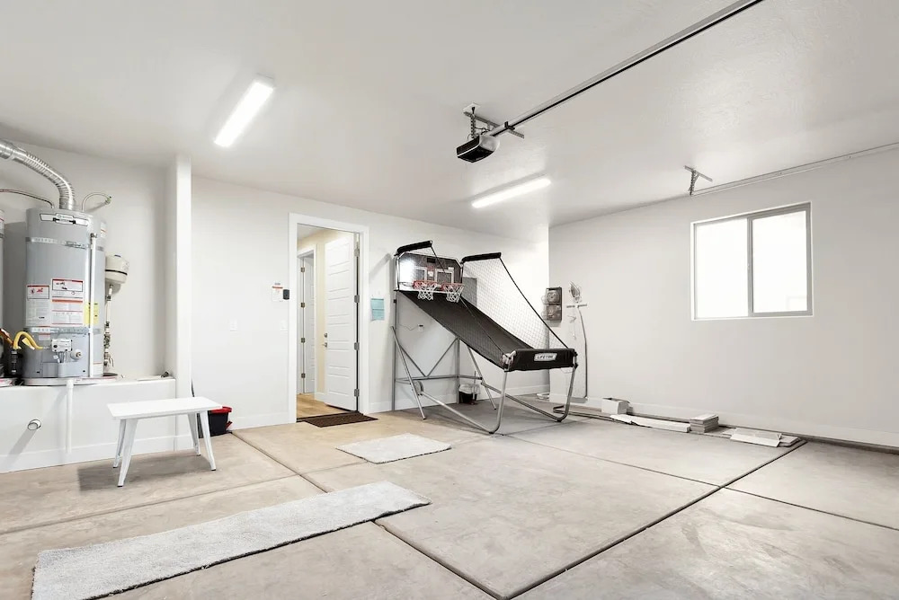 Family Fun Getaway #2333 5 Bedroom Townhouse by RedAwning