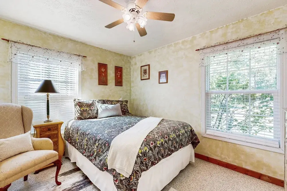 Cozy Cottage Near the Beach With Internet, AC, Washer/dryer