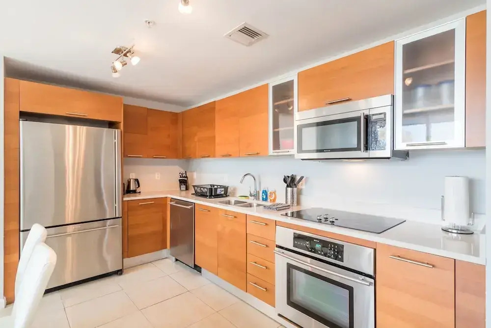 Modern, Cozy 2 BDR With Balcony,steps From Beach