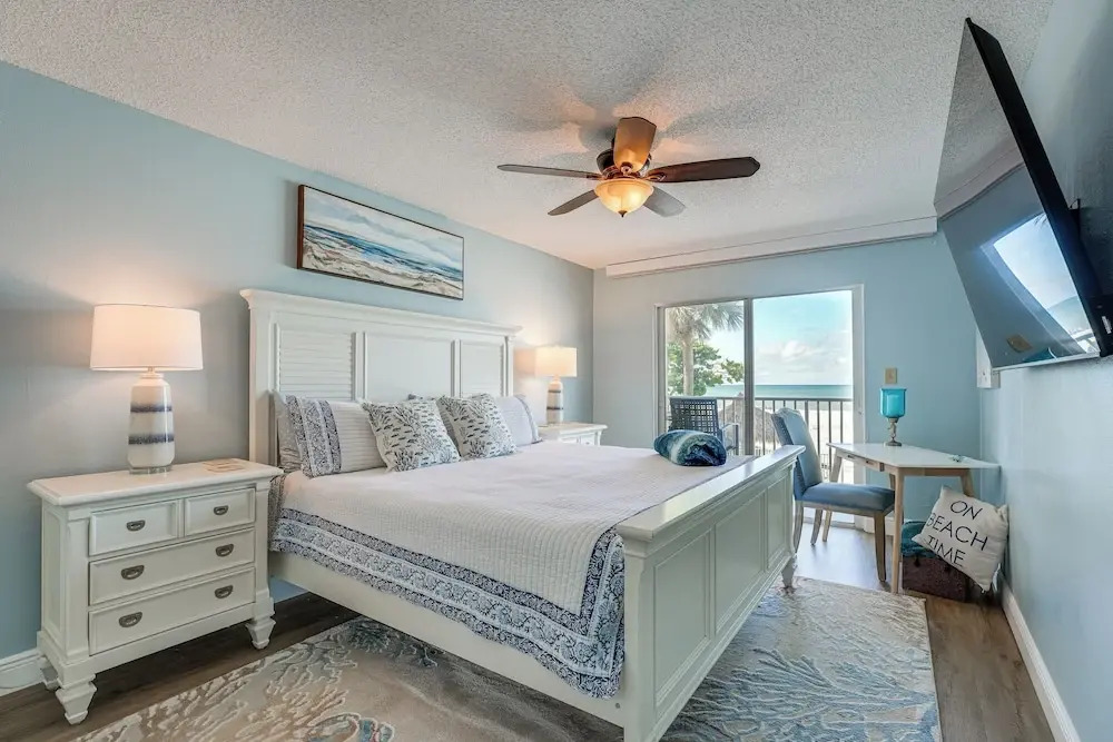Beachfront Condo w/ Pool in Redington Shores