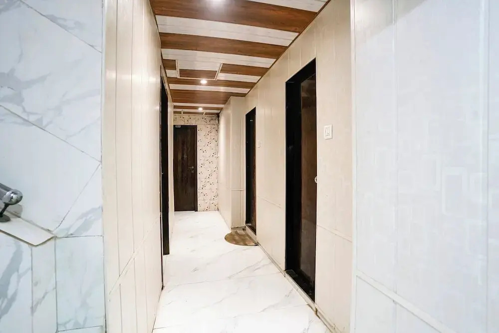 Fabhotel Hans Residency