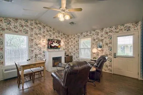 Serenity Bliss - Downtown Retreat with Pool & Hot Tub