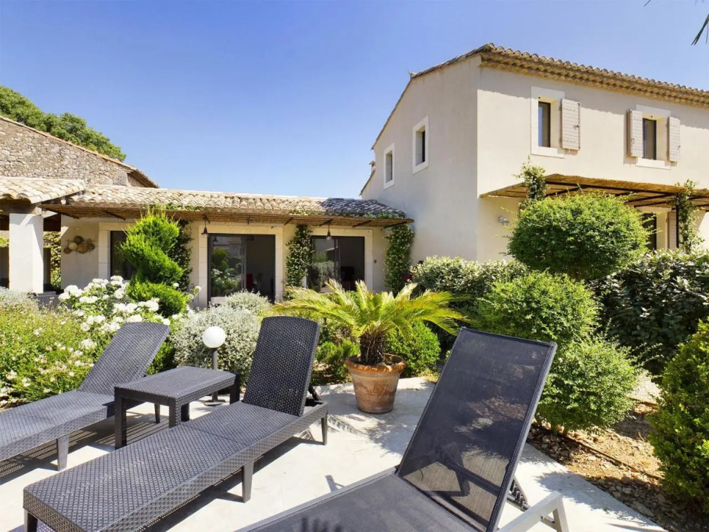Villa rénovée à Eygalières avec piscine chauffée - FR-1-599-19