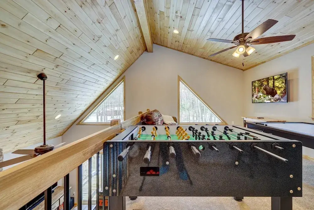 Over the Top Lodge by Avantstay Hot Tub, Shared Pool, Beach/lake Access