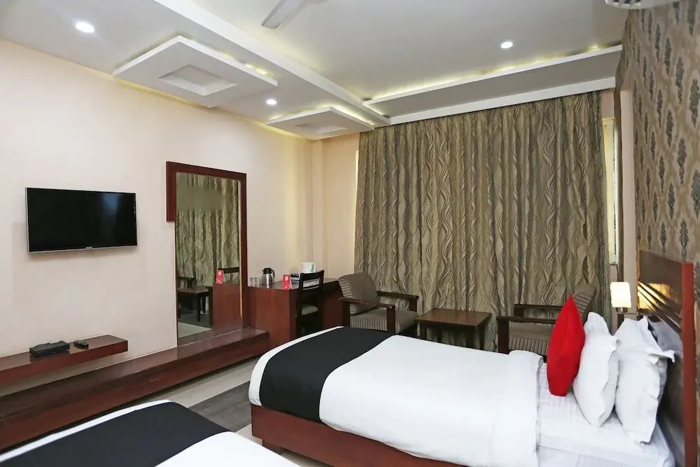 Capital O 4535 Hotel Uma Palace