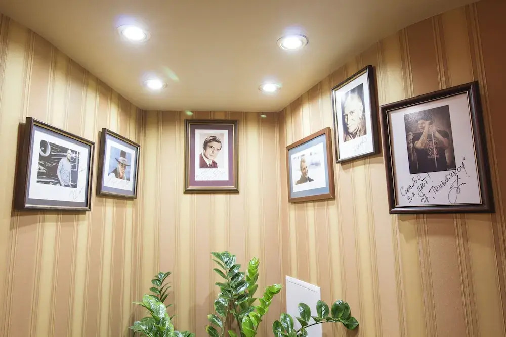 Attache Hotel