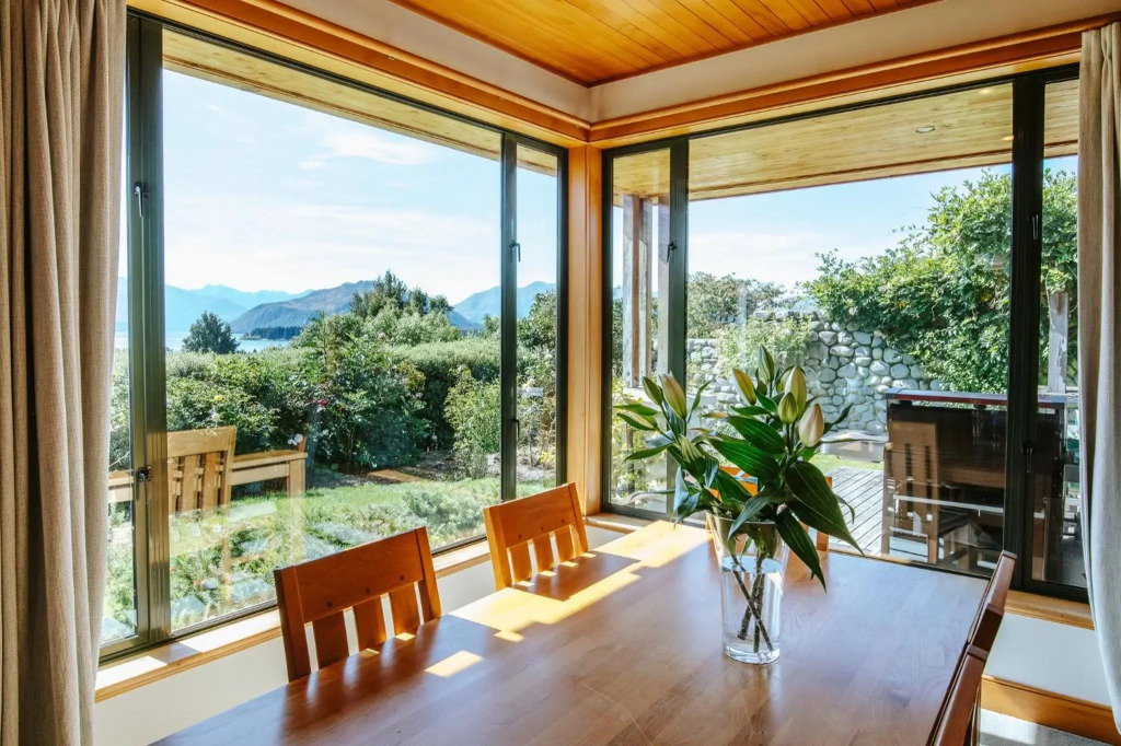 Bullock Creek Chalet - Sleeps 8 - Lake & Mountain Views - Private & Secluded