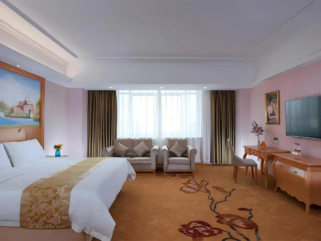Vienna Hotel (Huizhou Zhongkai High-speed Railway Station Green Fairy Tale Branch)