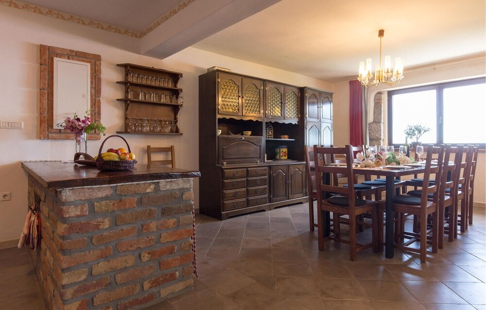 Beautiful Home in Icici With Wifi, 5 Bedrooms and Outdoor Swimming Pool