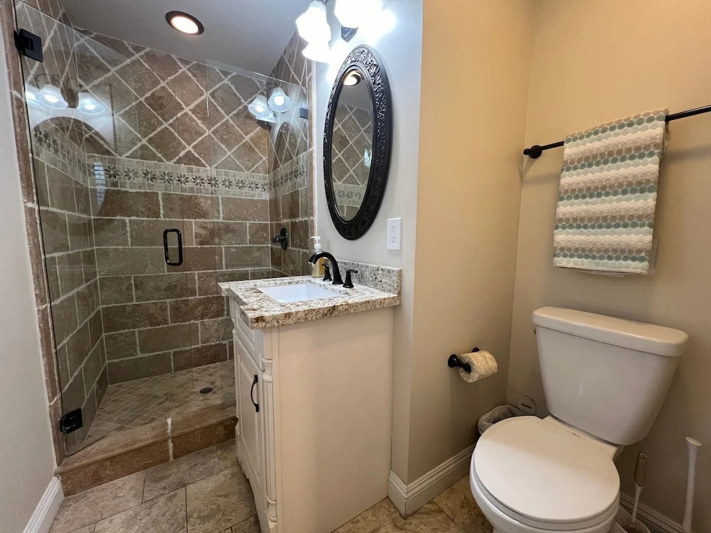 Fantastic 6 bedroom, 4.5 bath home (4 master Suites), pool home