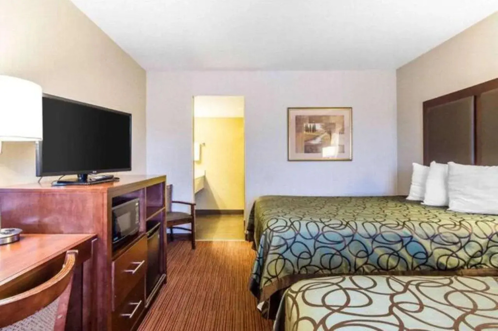 Econo Lodge University