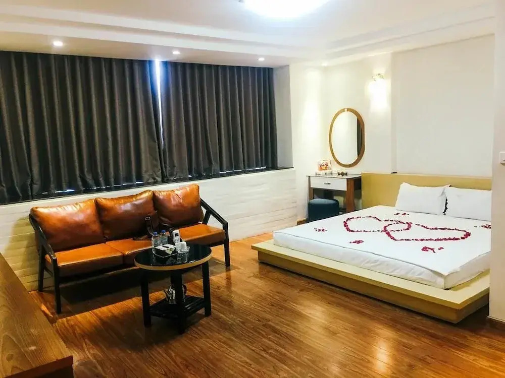Hoàng Gia Hotel -150 Nghi Tàm HN - by BAY LUXURY