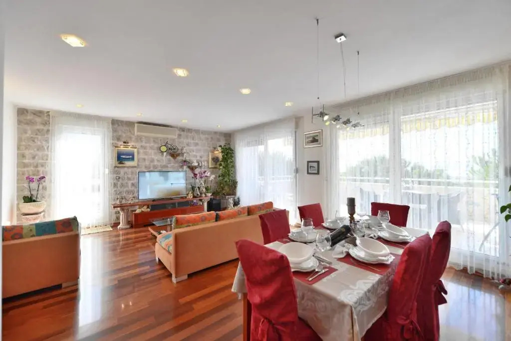 Luxury Seaside Apartment