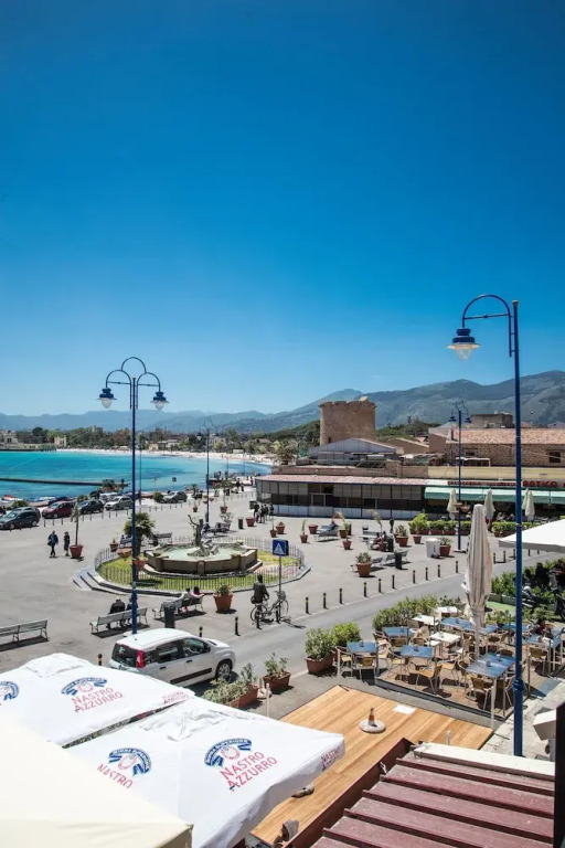 Casetta Vista Mare in Piazza a Mondello by Wonderful Italy