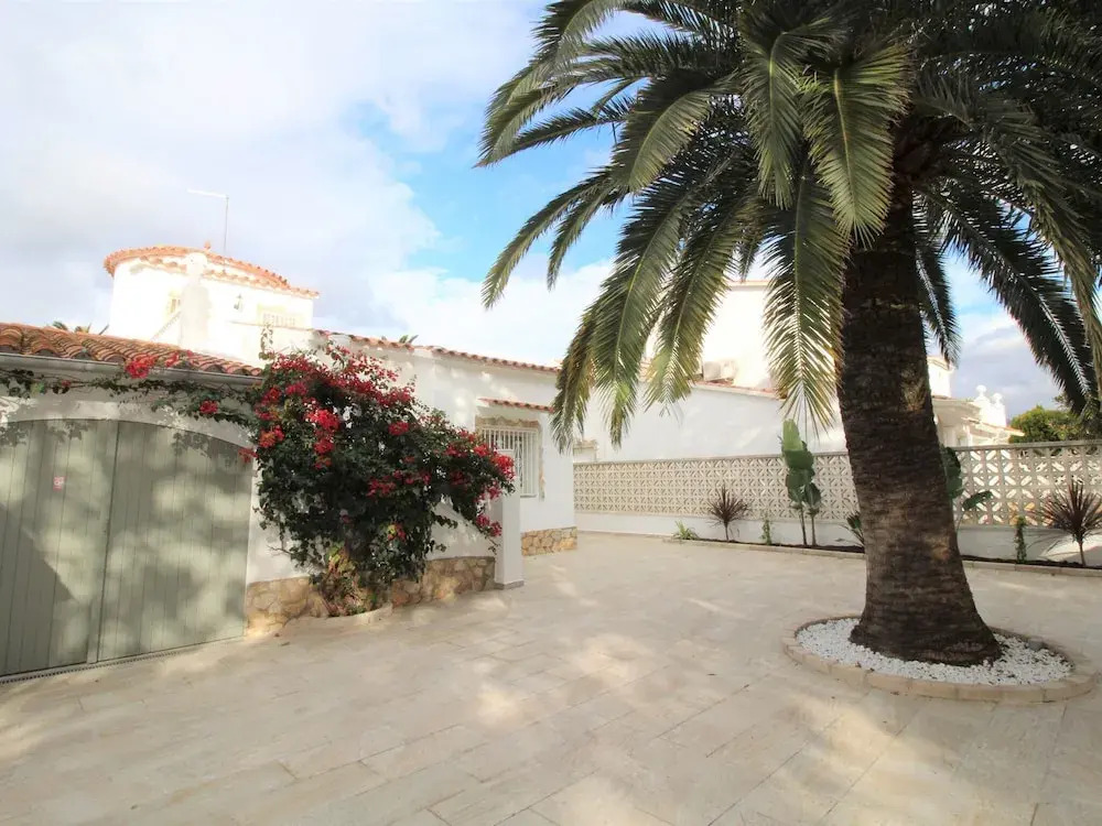 Amazing Villa in Empuriabrava With Swimming Pool