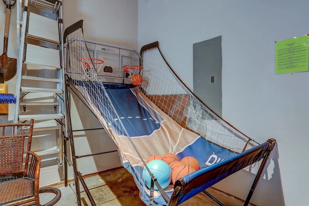 22 Rogue Home with Private Hot Tub, BBQ, and Game Room by RedAwning