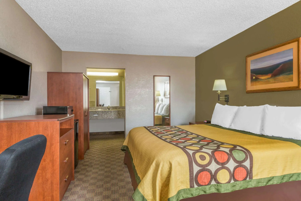 Super 8 by Wyndham Metairie