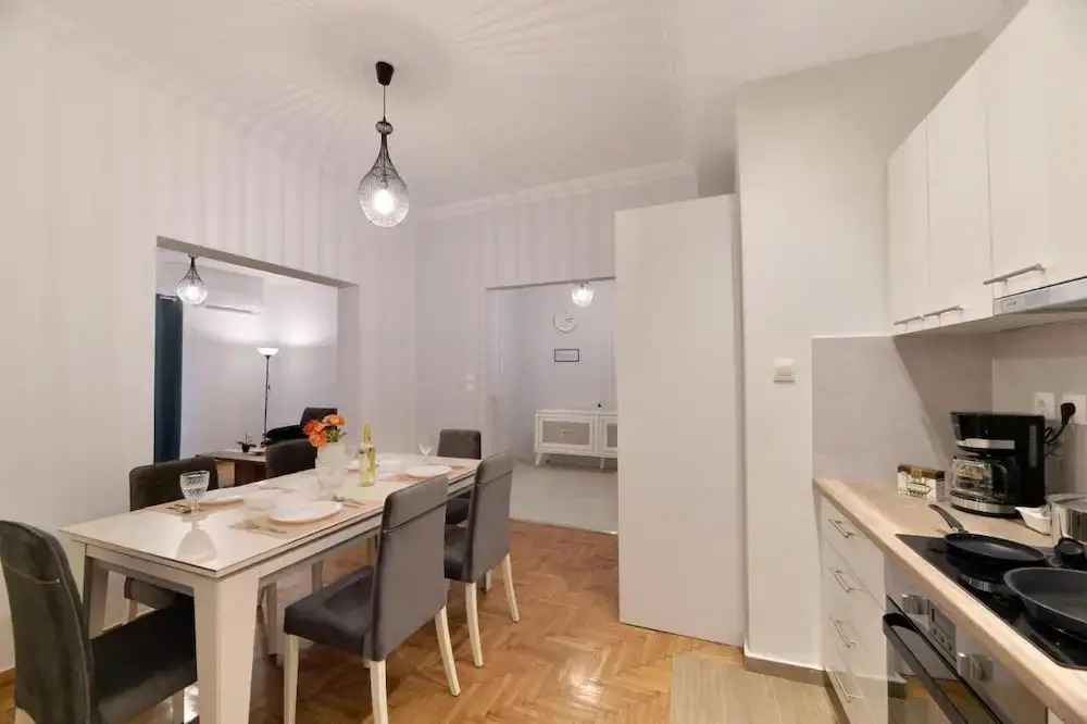 GTD8210 - Acropolis Cozy Apt.
