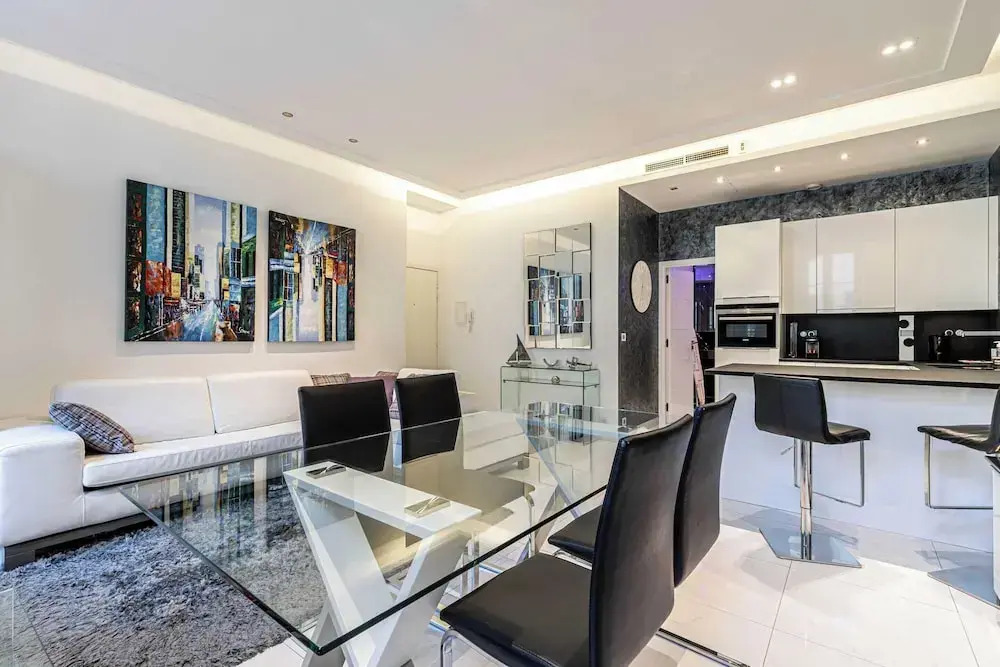 Large Renovated Studio - rue Hoche - Cannes Center