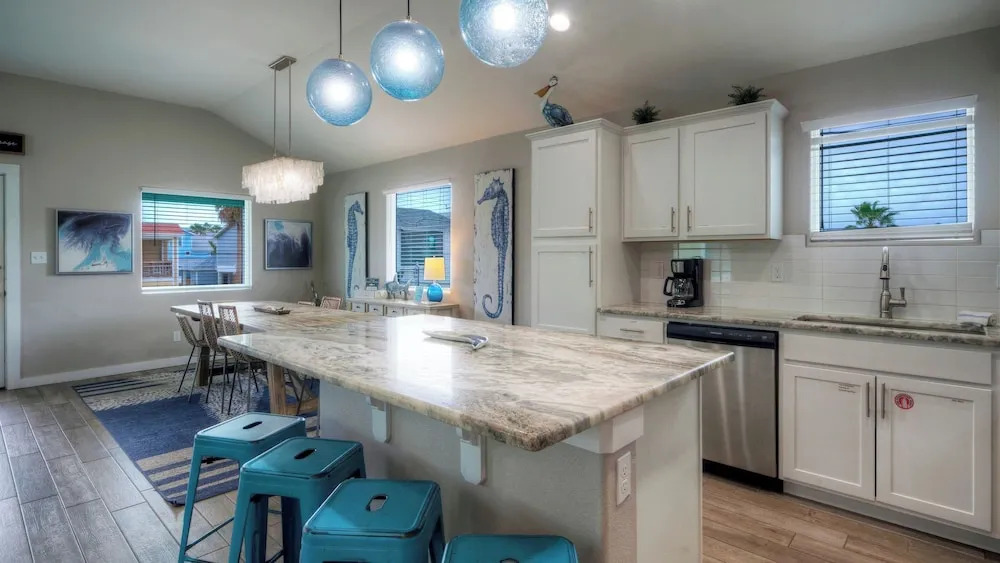 Tickle My Fansea by Avantstay Mins to Shore + Private Pool + Lounge Stylish Beach House