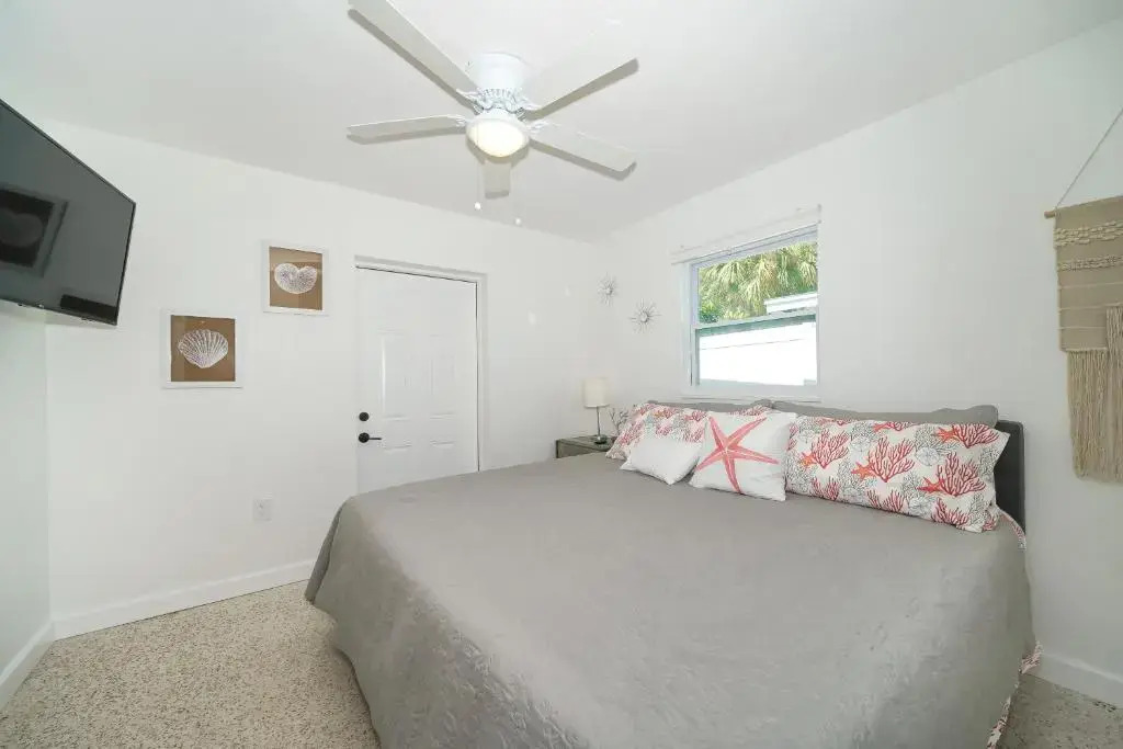 Modern & Fresh - Less than 3 miles to the Beach