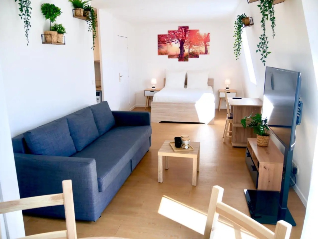 Le Petit Soleil de Corbeil (Adults Only)